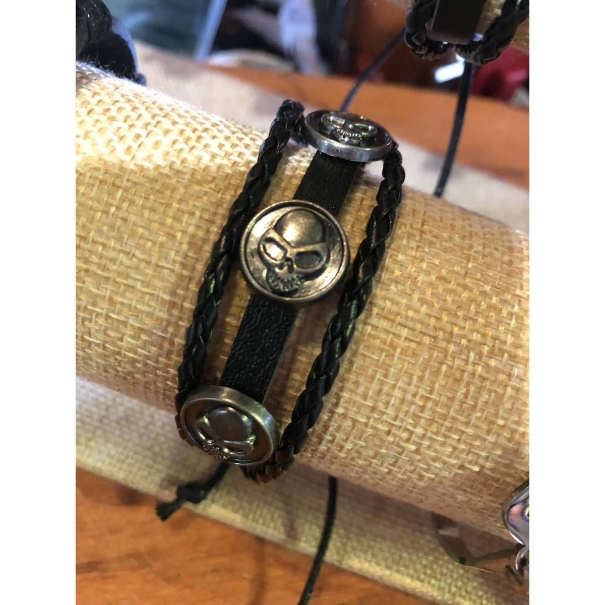 Preview: ROCK-HUS Armband mit Schnürung 3 Skull Buttons