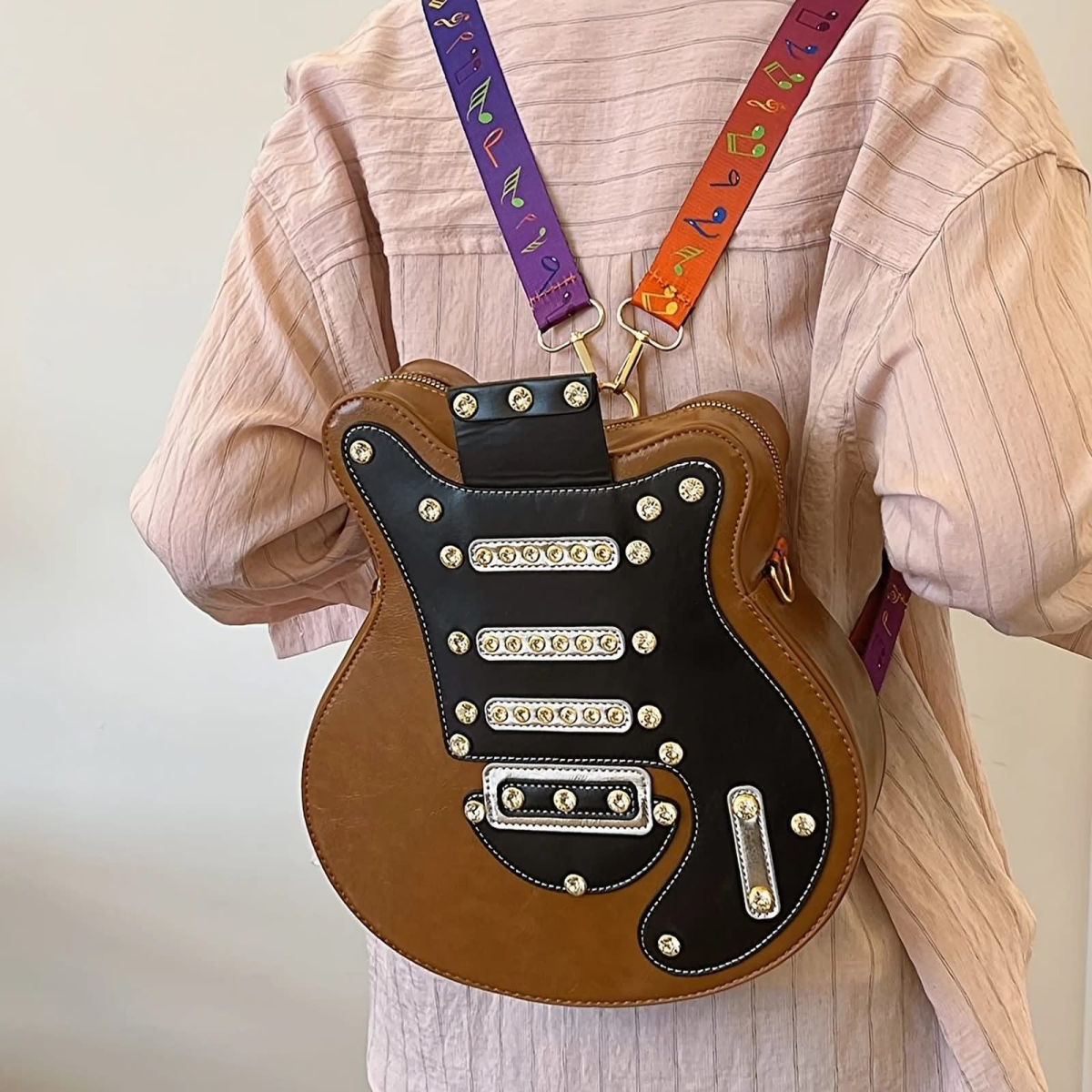 Preview: ROCK-HUS Damenrucksack Gitarrenform Braun hell