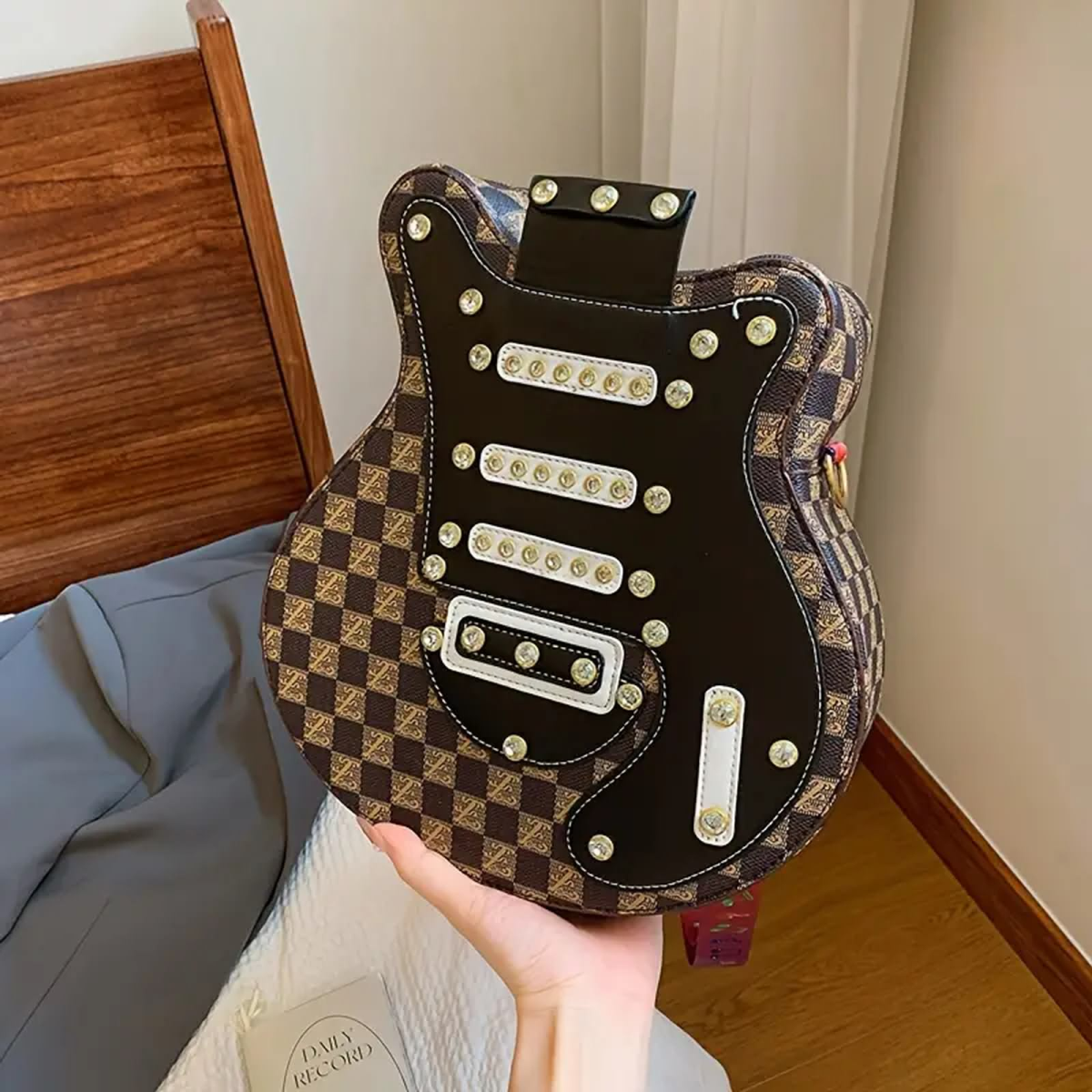 Preview: ROCK-HUS Damenrucksack Gitarrenform Braun dunkel