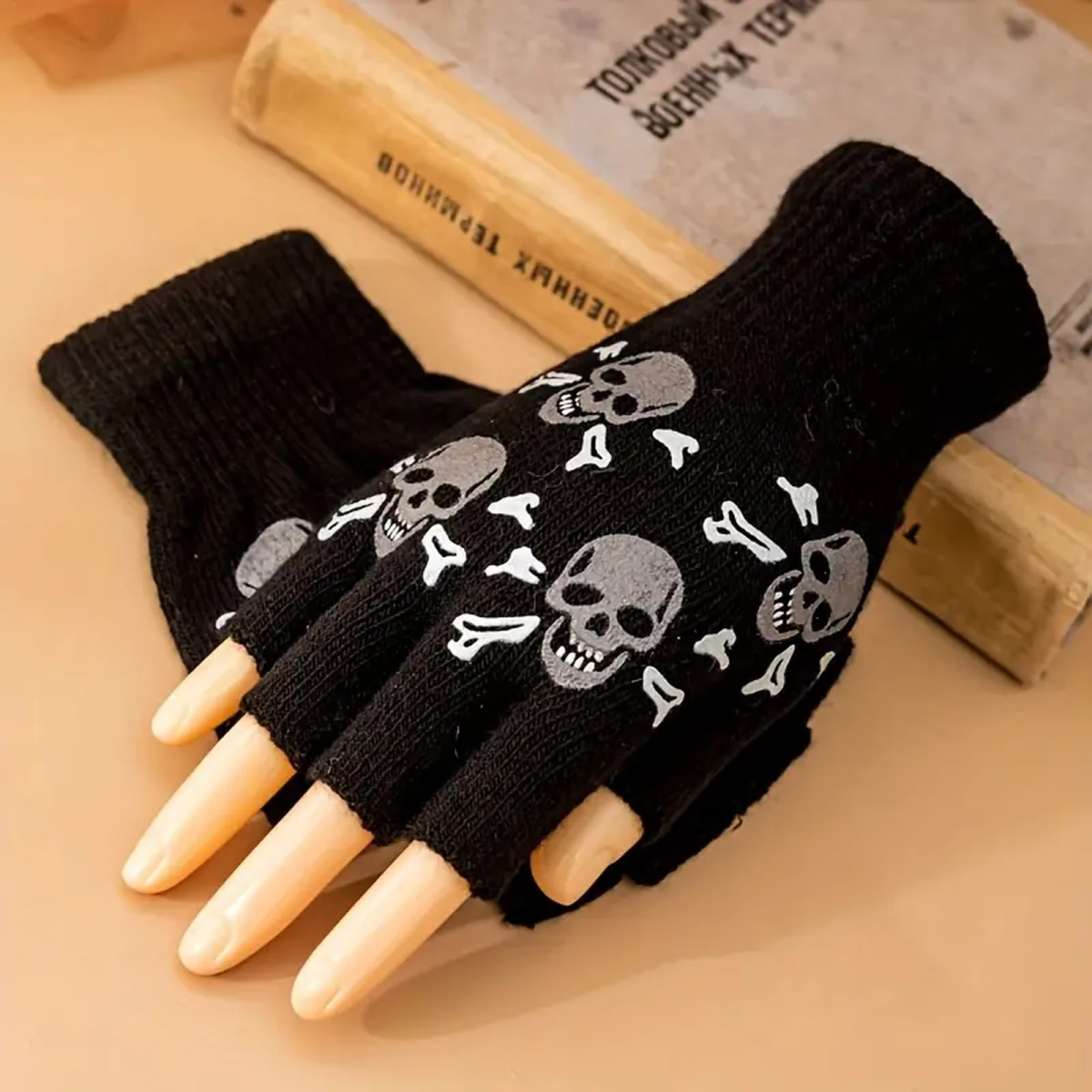 Preview: ROCK-HUS Damen Fingerlose Handschuhe Totenkopf Schwarz Totenkopf mit Knochen Silber/Weiss