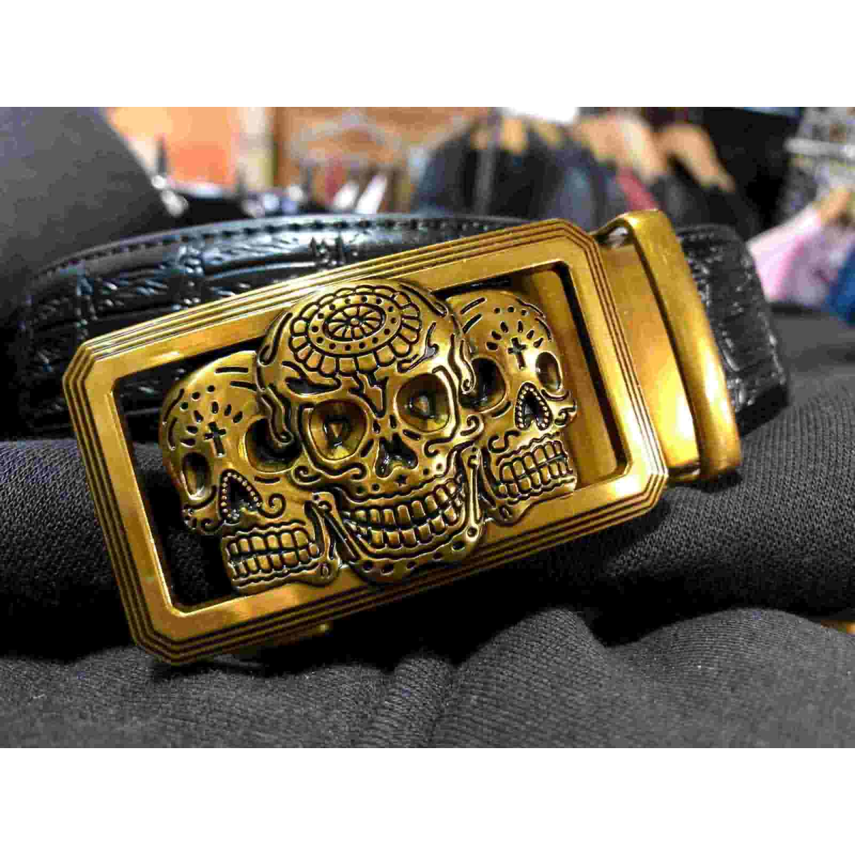 Preview: ROCK-HUS Gürtel mit Schnalle Totenköpfe schwarz gold Automatikschnalle 130 cm