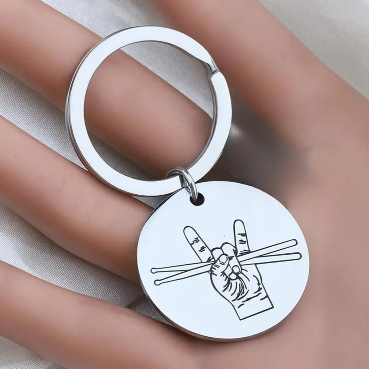 Preview: ROCK-HUS Schlüsselanhänger Metall Drummer Heavy Hand mit Sticks