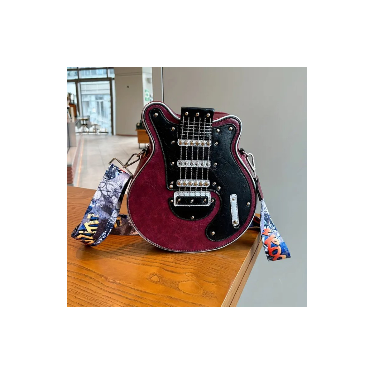 ROCK-HUS Handtasche Gitarrenform Kettensaiten Rot Schwarz