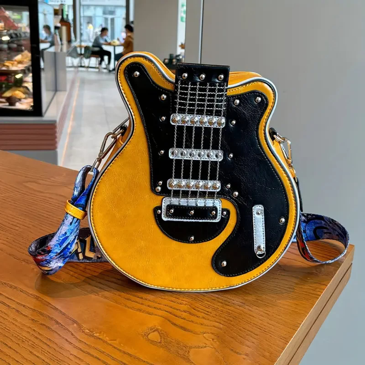 ROCK-HUS Handtasche Gitarrenform Kettensaiten Gelb